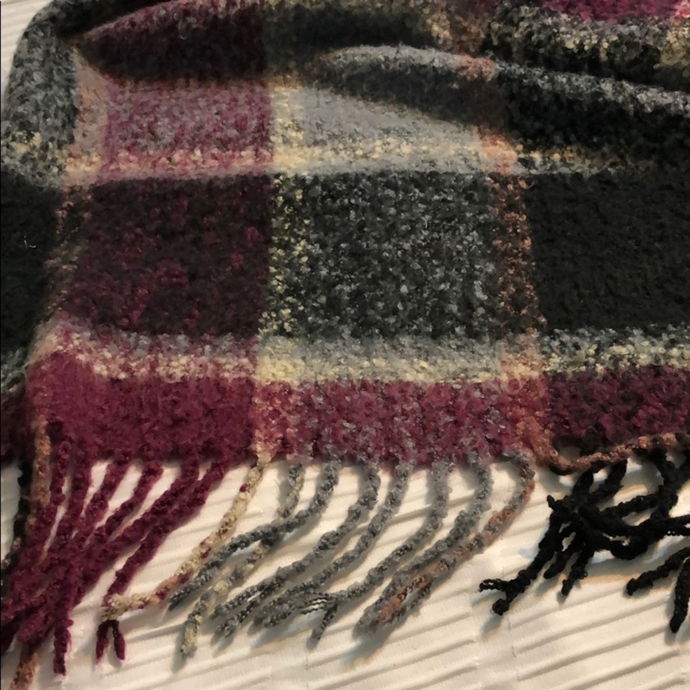 Wrap/scarf - Picture 2 of 4